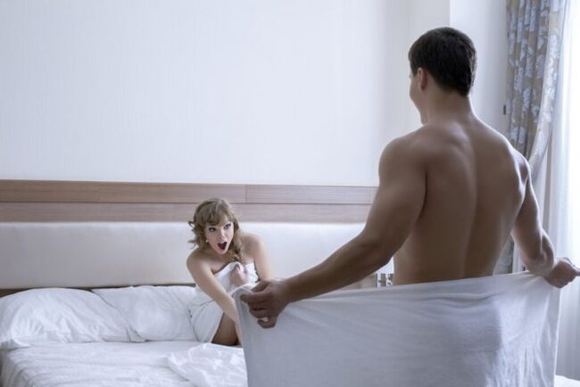 mujer admira el tamaño del pene