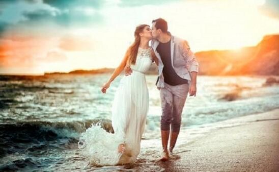 Mujer y hombre enamorados de pene agrandado.