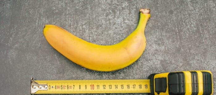 Medición del pene usando un plátano como ejemplo.