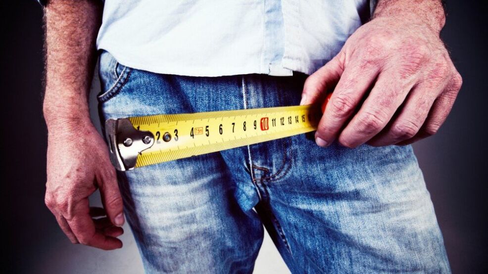 Hombre midiendo el pene después del agrandamiento con gel.