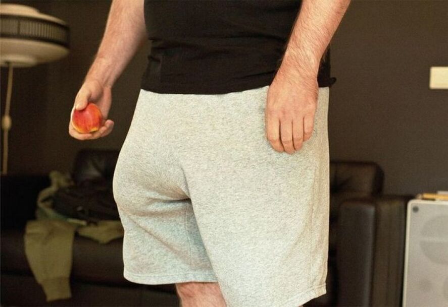 Un hombre con un miembro ampliado